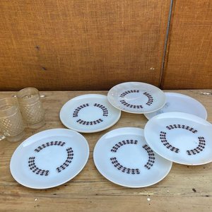 PLATOS Y DOS JARRAS DE VIDRIO - imagen 1