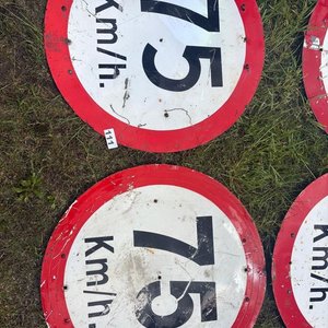 Lote siguiente: Lote de 5 Carteles Señalización Vial "75 Km/h"