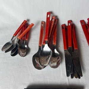 Juego de Cubiertos Vintage con Mangos Rojos - imagen 2