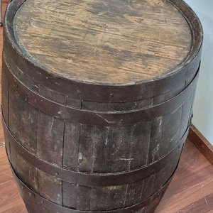 Barrica Antigua de Madera con Aros de Hierro Forjado - Uso Decorativo o Mesa Auxiliar - imagen 3
