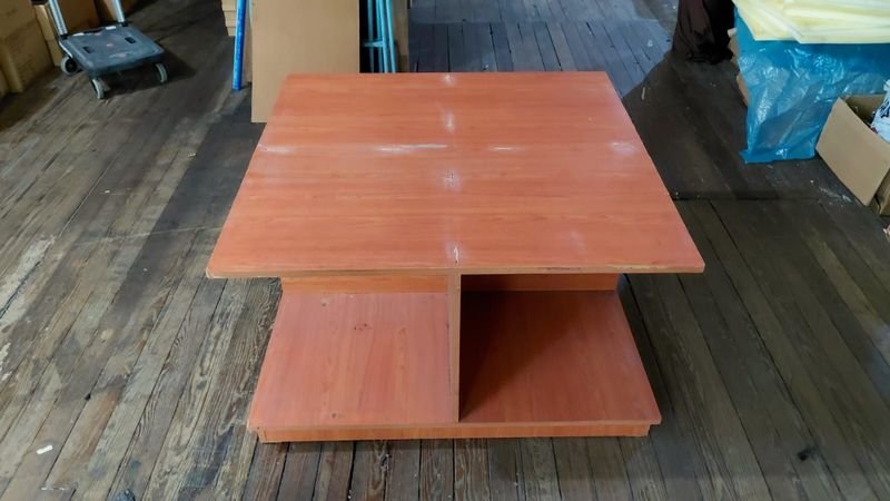 Lote siguiente: Mesa de sala en madera con características únicas
