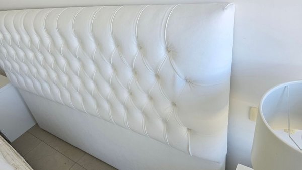 Respaldo de cama de cuero blanco capitoneado - imagen 5