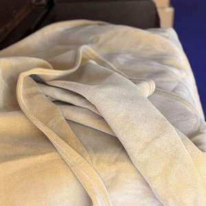 Manta Polar Beige Liviana 230x220 cm - imagen 2