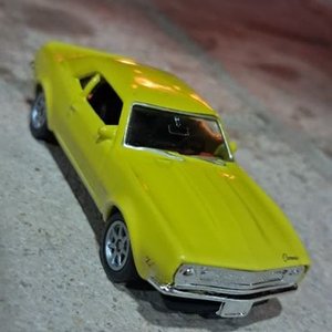 Auto Coleccionable de Metal Amarillo - imagen 2
