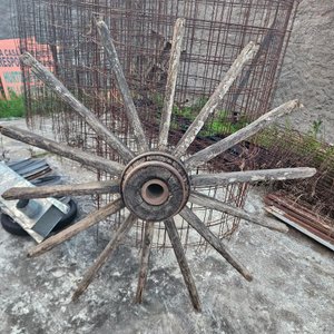 Masas, rayos, aros de rueda, elásticos, eje y más accesorios antiguos de carreta - imagen 10
