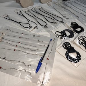 Lote de 50 Piezas de Joyería Nueva en Acero Quirúrgico: Collares, Aretes y Pulseras - imagen 3