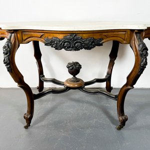 Lote siguiente: Mesa Victoriana de Caoba con Tapa de Mármol y Detalles Tallados
