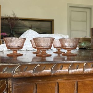 Lote siguiente: Copas de Postre Vintage Vidrio Rosa Grabado Flores (Set de 5)