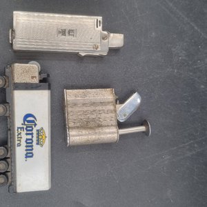 Lote siguiente: Lote de 3 Encendedores Vintage: Corona Extra y Metálicos