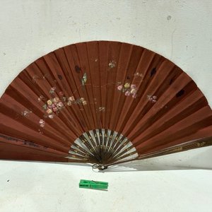 Lote siguiente: Abanico Grande Decorado con Flores y Pájaros