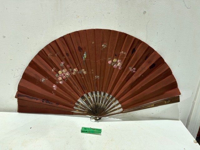 Abanico Grande Decorado con Flores y Pájaros