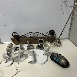 Lote siguiente: Lote de 8 Apliques de Luz Metálicos Blancos, 1 de Madera y 1 Tortuga