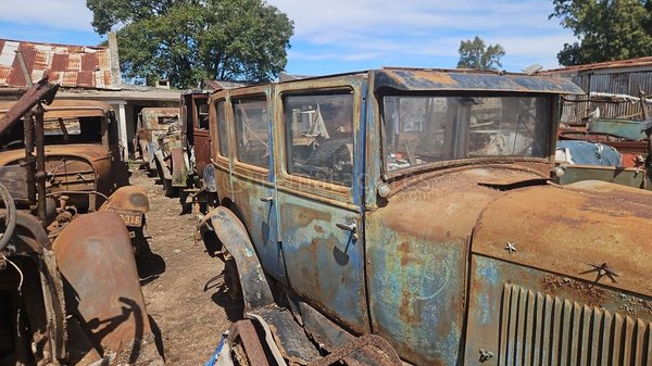 Antiguo Automóvil Clásico Rústico para Restaurar