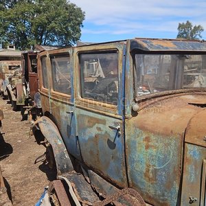 Lote siguiente: Antiguo Automóvil Clásico Rústico para Restaurar
