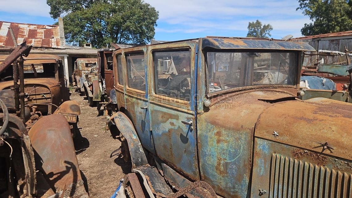 Antiguo Automóvil Clásico Rústico para Restaurar