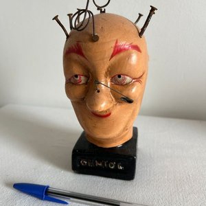 Figura "Geniol" con Clavos y Alfileres, Coleccionable - imagen 3