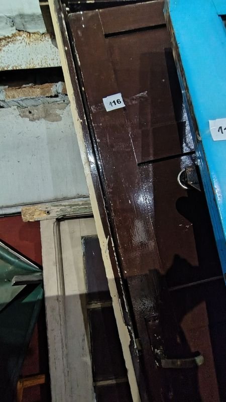 Lote siguiente: Puerta de madera marrón con marco