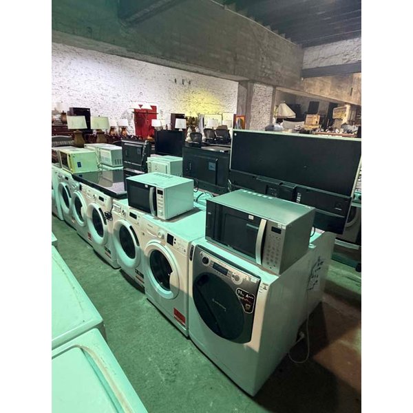 Lote de Lavadoras y Microondas Blancos - imagen 1