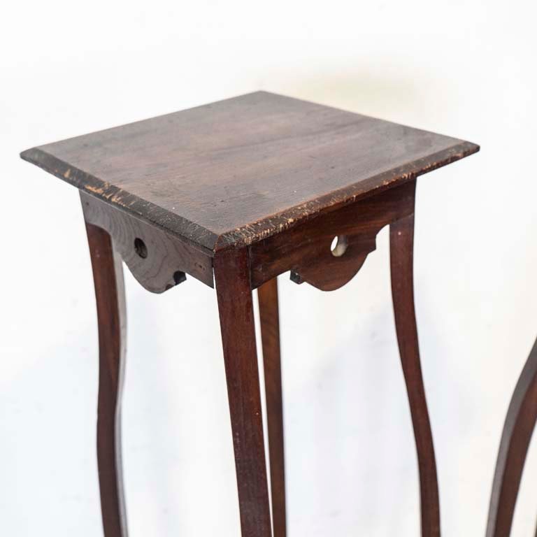Pedestales altos de madera con estantes inferiores para decoración - imagen 3