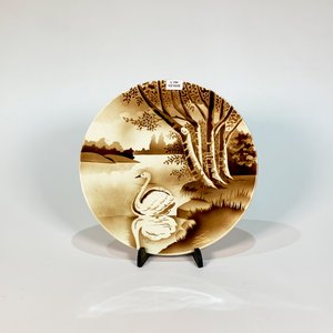 Plato Decorativo Cerámica Paisaje Laguna Cisne Blanco y Marrón 27 cm - imagen 1