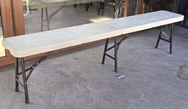 Banco Plegable Tipo Valija - Estructura de Alta Resistencia Banco corrido multiuso plegable a la mitad. Cuenta con una superficie de polietileno de alta densidad (HDPE) resistente a la intemperie y protección UV, ideal tanto para interiores como para exteriores. Medidas aproximadas: 183 cm de largo × 29,50 cm de ancho × 43,50 cm de alto