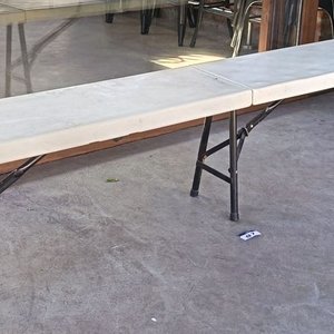 Lote siguiente: Banco Plegable Tipo Valija - Estructura de Alta Resistencia Banco corrido multiuso plegable a la mitad. Cuenta con una superficie de polietileno de alta densidad (HDPE) resistente a la intemperie y protección UV, ideal tanto para interiores como para exteriores. Medidas aproximadas: 183 cm de largo × 29,50 cm de ancho × 43,50 cm de alto