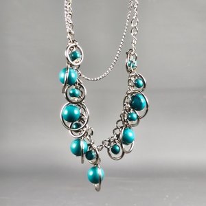 Dos Collares: Cadena Serpiente Metalizada Negra y Collar con Perlas Turquesas Artificiales - imagen 6