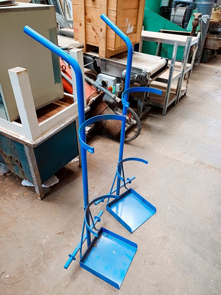 Dos Carros Porta Tubos Azules Sin Ruedas