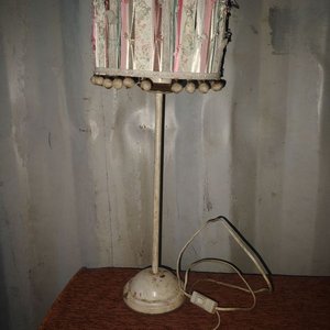 Lámpara de mesa antigua con pantalla de cintas florales y pompones - imagen 4