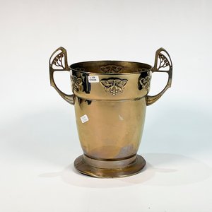 Lote anterior: Champagnera Cónica Art Nouveau en Metal con Asas y Decoración de Frutos