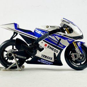 Moto a Escala Yamaha 21 cm Coleccionable - imagen 3