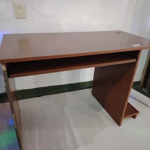 Escritorio de Madera Oscura con Bandeja para Teclado - imagen 6