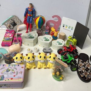 Lote siguiente: Lote Variado: Juguetes, Veladoras, Reloj, Tazas y Más