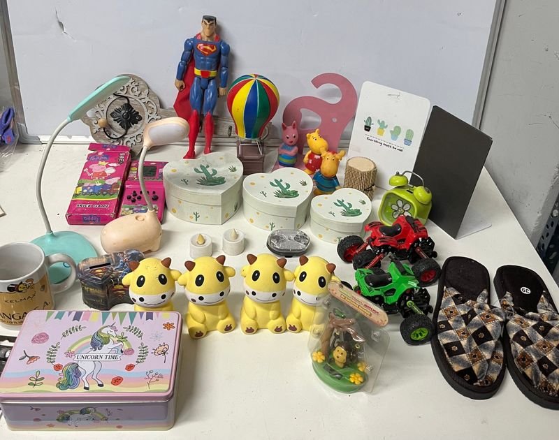 Lote Variado: Juguetes, Veladoras, Reloj, Tazas y Más