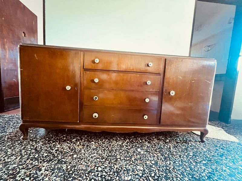 Bargueno de madera con 2 puertas, 4 cajones y tapa de vidrio
