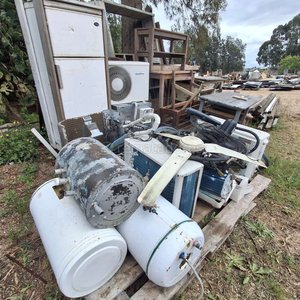 Lote siguiente: Lote de Electrodomésticos y Muebles Varios