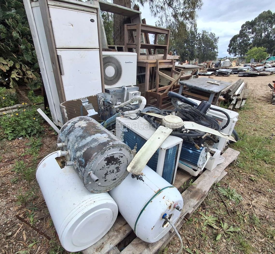Lote de Electrodomésticos y Muebles Varios