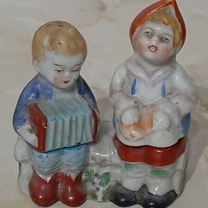 Lote siguiente: Salero y Pimentero de Porcelana Estilo Niños Tocando Acordeón - Origen Japón