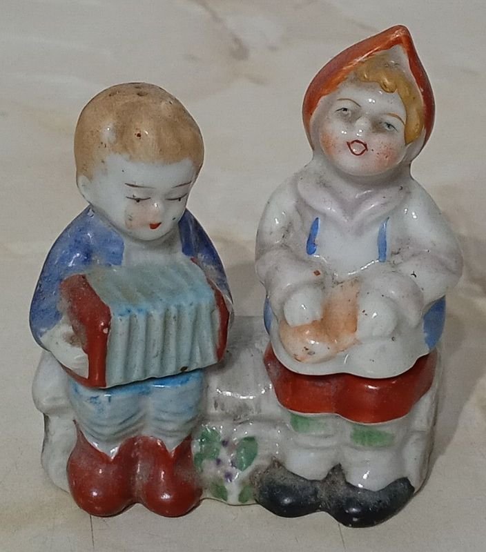 Salero y Pimentero de Porcelana Estilo Niños Tocando Acordeón - Origen Japón