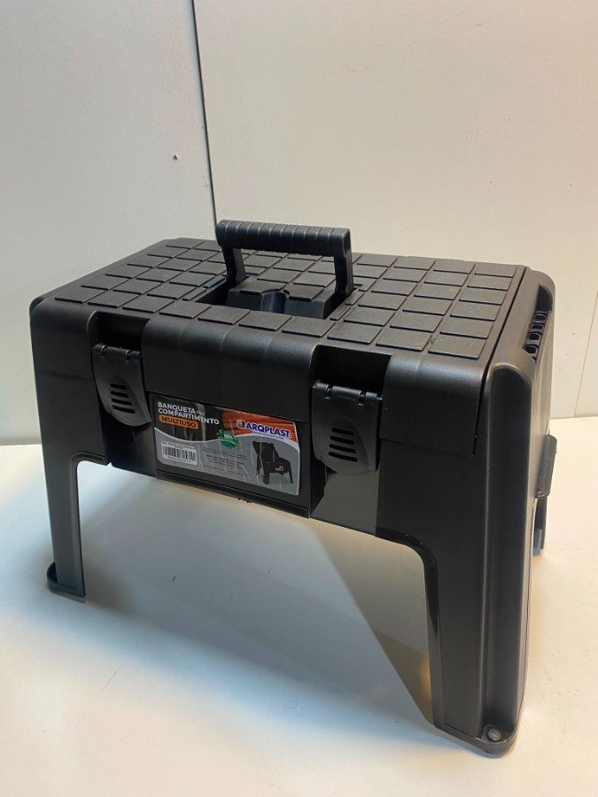 Banqueta Plástica Negra Plegable con Compartimento Organizador ARQPLAST