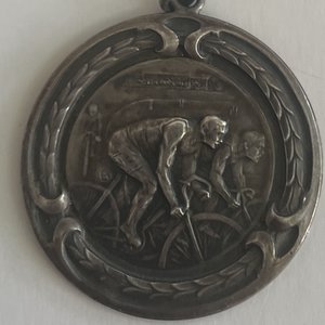 Lote siguiente: Medalla, Trofeo y Diploma de Luis Dassori, Ciclista Uruguayo
