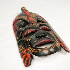 Máscara Artesanal de Madera Tallada Esmaltada Roja y Negra - imagen 2