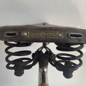 Asiento de Bicicleta Vintage Cuero Marrón "Puppy" Made in Occupied Japan - imagen 4