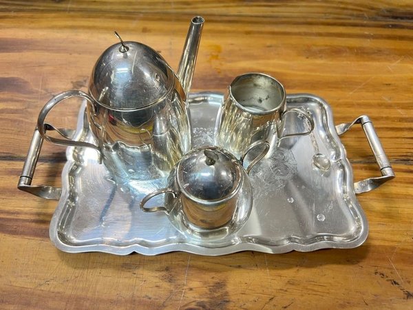 Juego de Café Antiguo de Metal Plateado con Bandeja y Grabados