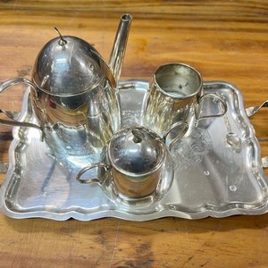 Lote anterior: Juego de Café Antiguo de Metal Plateado con Bandeja y Grabados