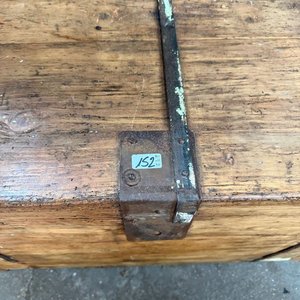 Lote anterior: Antiguo Baúl de Pino Blanco con Herrajes Metálicos