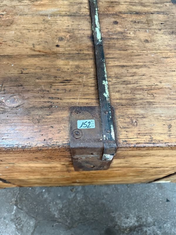Antiguo Baúl de Pino Blanco con Herrajes Metálicos