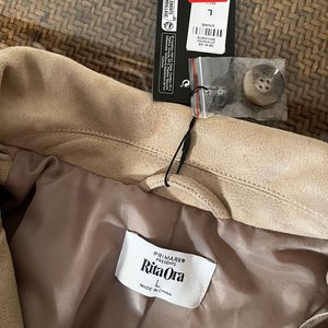 Chaqueta Beige con Flecos Rita Ora Talle L - imagen 2