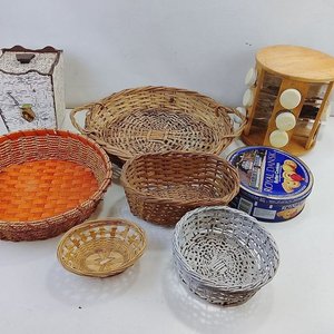 Conjunto de 8 Canastas Decorativas en Fibra Natural, Especiero Giratorio y Lata de Galletas - imagen 1