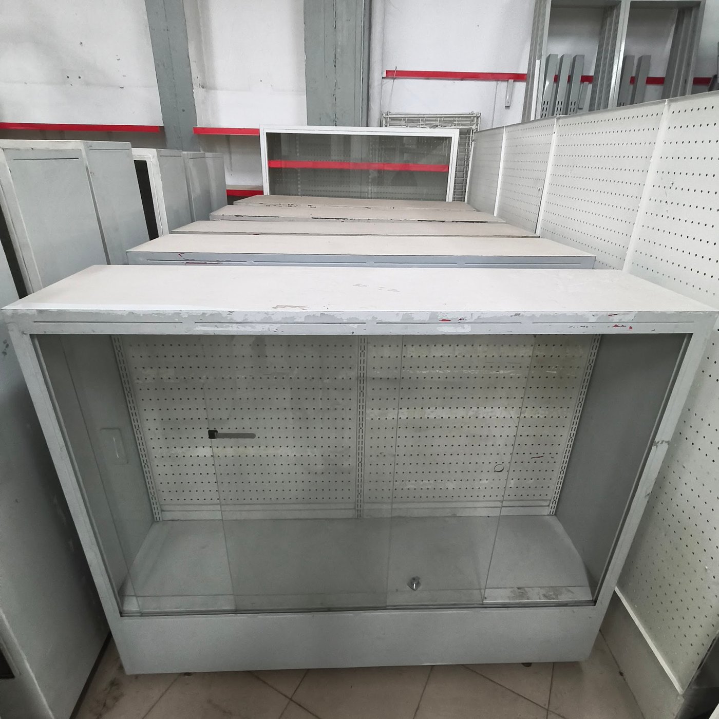 Vitrina Exhibidora Comercial con Frente de Vidrio y Base Cerrada